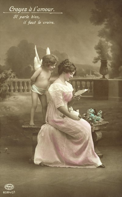 Fille lisant une lettre d