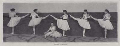Filles faisant des exercices à la barre dans un cours de ballet - French Photographer