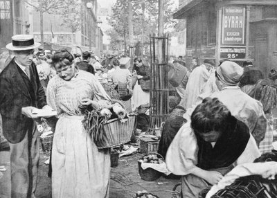 Marchand ambulant parmi les acheteurs et vendeurs, Les Halles, Paris, 1896 - French Photographer