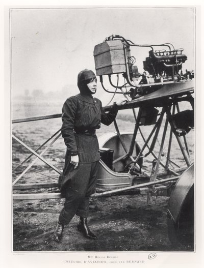 Hélène Dutrieu (1877-1961) debout à côté d