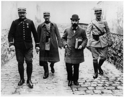 Henri Désiré Landru (1869-1922) avec trois policiers, vers 1919 - French Photographer