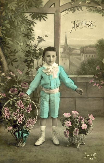 Petit garçon en bleu - French Photographer