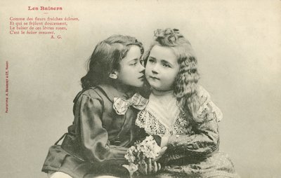 Petit garçon embrassant une petite fille - French Photographer