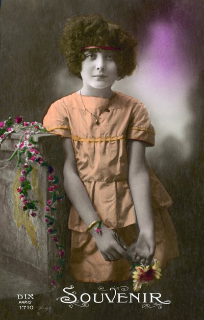 Petite fille en orange - French Photographer