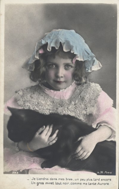 Petite fille avec un chat - French Photographer