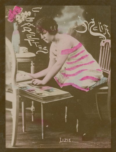Lizie, fille avec un album photo - French Photographer