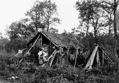 Cabane de bûcherons, près de Bourmont en Haute-Marne, vers 1880. Collection Ducos - French Photographer