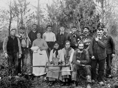 Camp de bûcherons avec leur famille, région de Chaumont, Haute-Marne, vers 1880. Collection Ducos - French Photographer