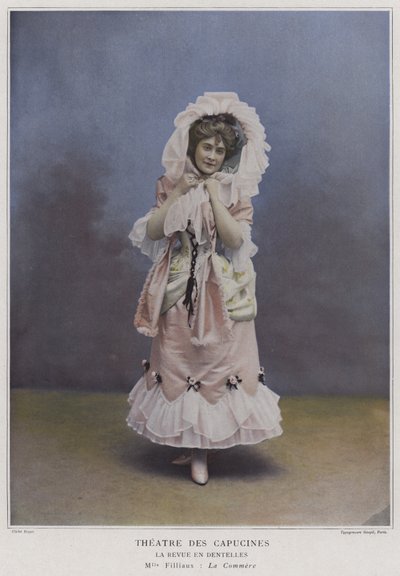 Mademoiselle Filliaux en La Commère dans La Revue des Dentelles - French Photographer