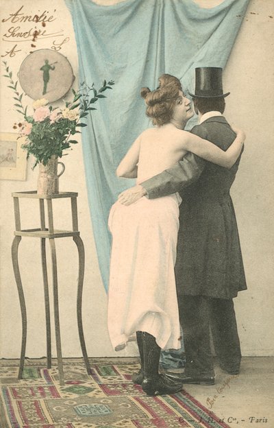 Homme en haut-de-forme avec le bras autour d