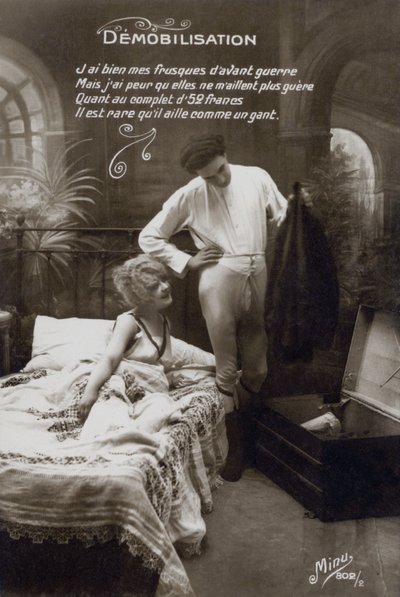 Homme déballant sa valise - French Photographer