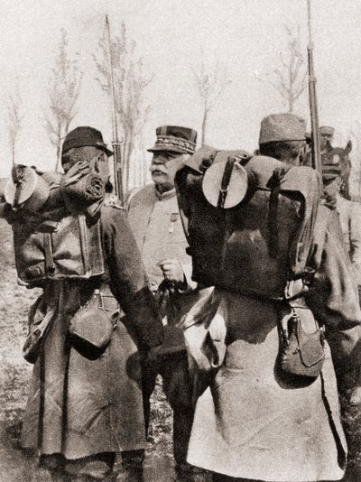 Le maréchal Joseph Jacques Césaire Joffre inspectant ses troupes, de The Illustrated War News, 1915 - French Photographer