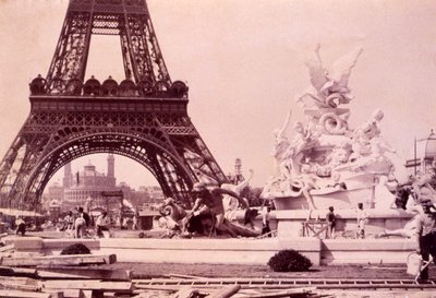 Hommes construisant la Fontaine St. Vidal près de la Tour Eiffel, vers 1888 - French Photographer