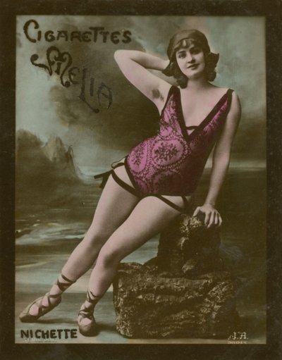 Nichette, fille en sous-vêtements sur la plage - French Photographer