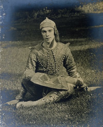 Nijinski assis les jambes croisées, habillé en Prince Igor - French Photographer