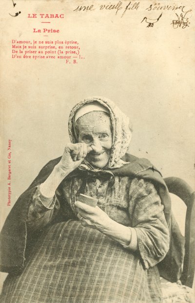 Vieille femme prenant du tabac à priser - French Photographer