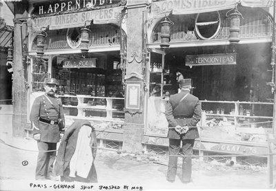 Paris, magasin allemand saccagé par la foule, 1914 - French Photographer