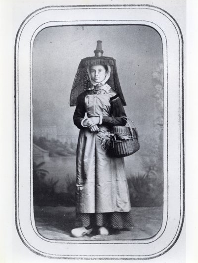Carte de visite photographique montrant un costume régional français, vers 1860-70 - French Photographer