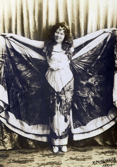 Portrait de Loie Fuller (1862-1928), comédienne, chanteuse, danseuse américaine. - French Photographer