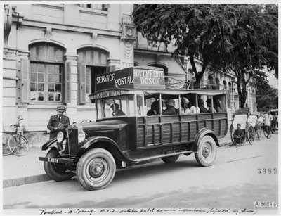 Autobus postal à Haiphong, vers 1920 - French Photographer