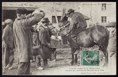Carte postale représentant un fermier en Haute-Loire vendant de la nourriture au marché, vers 1900 - French Photographer