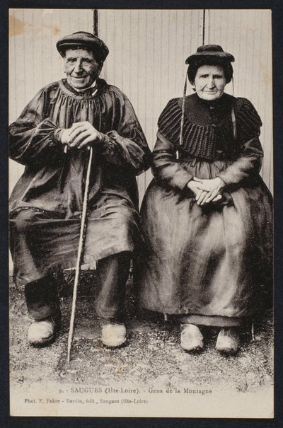 Carte postale représentant les montagnards à Saugues, Haute-Loire, vers 1900 - French Photographer