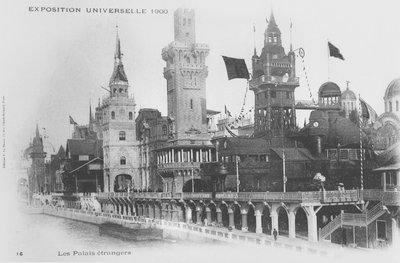 Carte postale montrant les pavillons étrangers sur la Rue des Nations à l