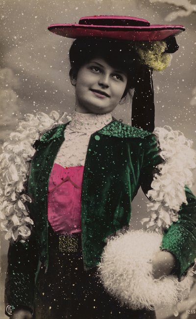 Jolie fille, en beaux vêtements, dans la neige - French Photographer