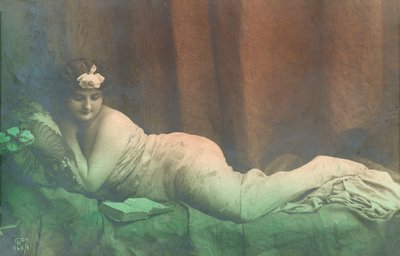 Fille allongée, lisant - French Photographer