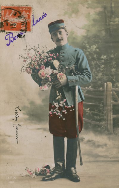 Soldat portant un bouquet de fleurs, carte de vœux de 1913 - French Photographer