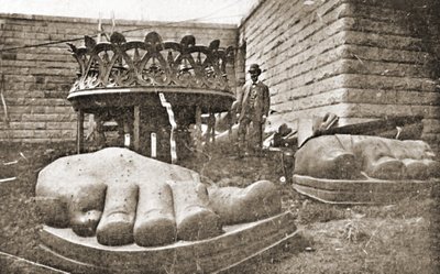 La construction de la Statue de la Liberté, détail des pieds, vers 1876 - French Photographer