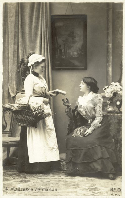 La maîtresse de maison donnant des instructions à sa servante - French Photographer