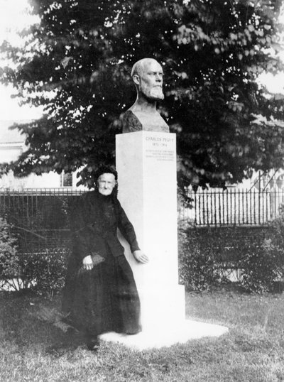 La mère de Charles Péguy à son monument - French Photographer