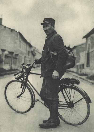 Ce facteur français trouve son vélo très utile - French Photographer