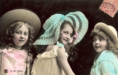Trois jeunes filles avec des chapeaux, souriant - French Photographer