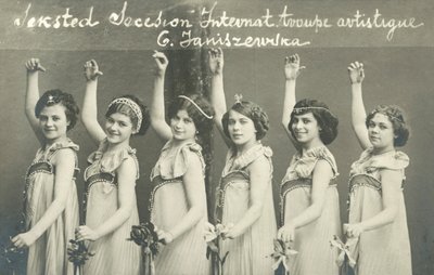 Troupe de jeunes danseuses, souriantes - French Photographer