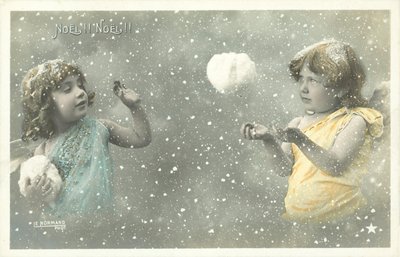 Deux anges filles se lançant des boules de neige - French Photographer