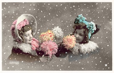Deux filles tenant des fleurs, dans la neige - French Photographer