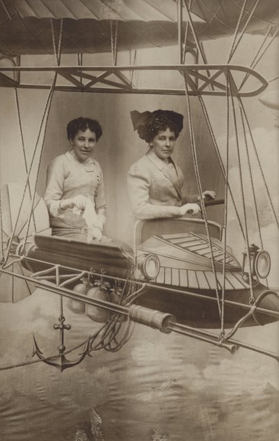 Deux femmes pilotant un avion - French Photographer