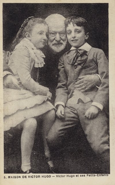 Victor Hugo (1802-1885), poète, romancier et dramaturge français, avec ses petits-enfants - French Photographer