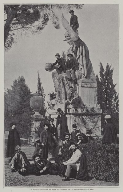 Visiteurs à la statue de Rome Victorieuse - French Photographer