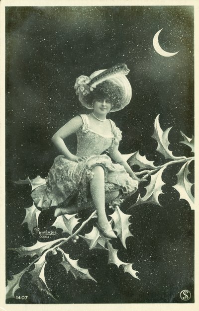 Femme assise sur une branche de houx - French Photographer