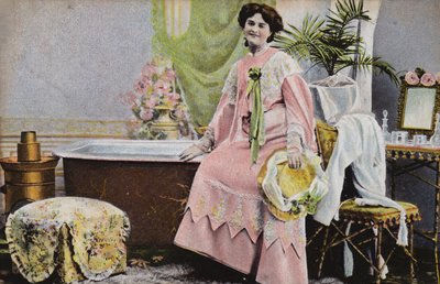 Femme assise au bord du bain - French Photographer
