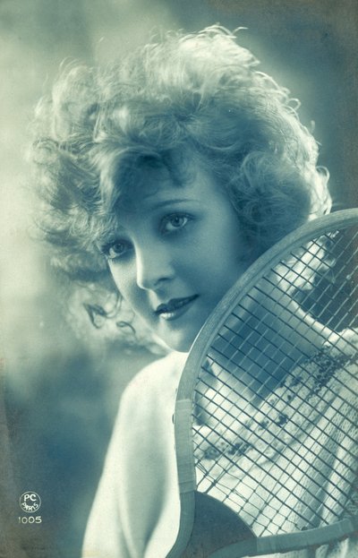 Femme avec une raquette de tennis - French Photographer