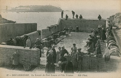 Femmes lavant le linge au port de Louen - French Photographer