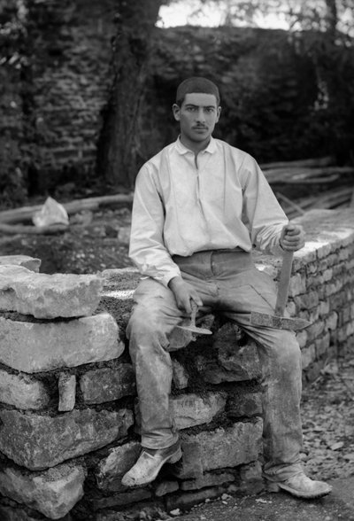 Jeune homme employé à la restauration de l