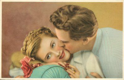 Jeune homme embrassant une jolie fille sur la joue (photo) - French Photographer