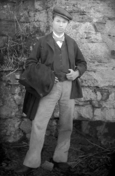 Jeune homme un dimanche près de Bourmont en Haute-Marne, vers 1880. Photographie. Collection Ducos. - French Photographer