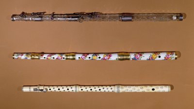 3 flûtes (ivoire, porcelaine et cristal) - French School