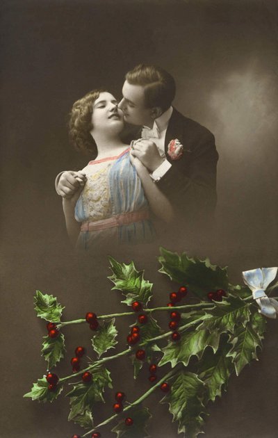 Un couple amoureux et des branches de houx. Carte postale du début du 20e siècle - French School